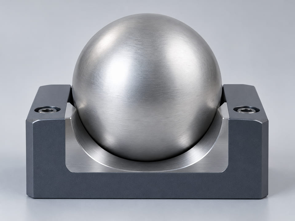 CGI conceitual: corte de um conjunto mecânico de indexação de baixa inércia com uma única esfera sólida de alumínio retida suavemente contra uma ranhura de localização de precisão seca; sem líquido, sem flutuação