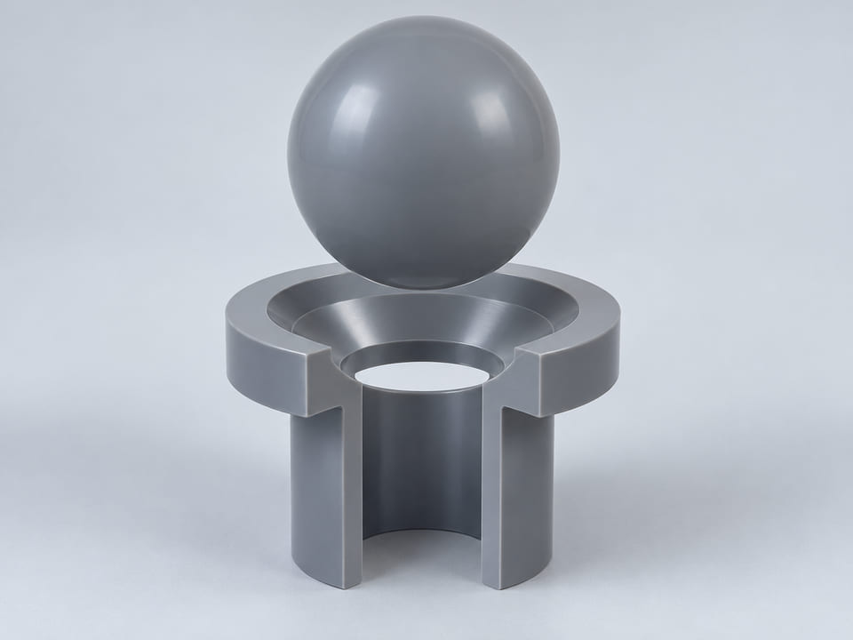 Konzeptionelle CGI-Darstellung: Kugel aus starrem Polyvinylchlorid mit definierter Formulierung und Einschränkungen für Weichmacher über einem konischen Ringsitz und einer dazu ausgerichteten offenen vertikalen Bohrung; axiales Kontaktkonzept für Bauteile