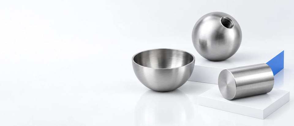 Conceito CGI de uma semiesfera metálica oca, uma esfera sólida roscada e um rolo cilíndrico em um estúdio branco